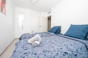 una camera con due letti con lenzuola blu e bianche di Blue Pearl A008 a Nizza