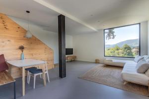 ein Wohnzimmer mit einem weißen Sofa und einem Tisch in der Unterkunft Larraetxea in Isla Becoa