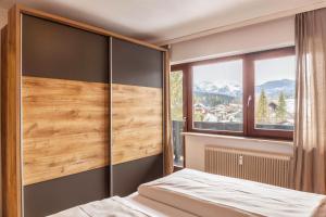 Schlafzimmer mit einem Bett und einem Fenster in der Unterkunft Haus Excelsior Top 21 in Seefeld in Tirol