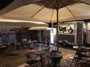ein Restaurant mit Tischen und Stühlen und einem Imbisswagen in der Unterkunft הפינה שלה -Hapina shella ראש פינה העתיקה in Rosch Pina