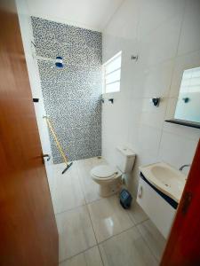 Een badkamer bij Quartos econômicos