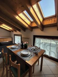 jadalnia ze stołem i oknem dachowym w obiekcie La Mansarda sul Lago w mieście Lovere