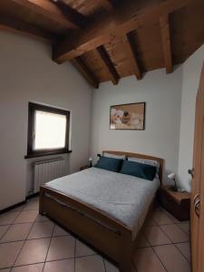 una camera con letto in una stanza con soffitti in legno di La Mansarda sul Lago a Lovere