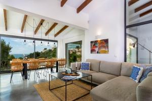 een woonkamer met een bank en een tafel bij 3009 - Luxurious new villa in quiet area in Costa de la Calma in Costa de la Calma
