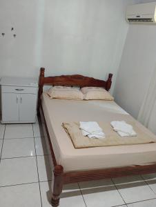 a bed with two towels on it in a room at Casa Morumbi Foz do Iguaçu in Foz do Iguaçu
