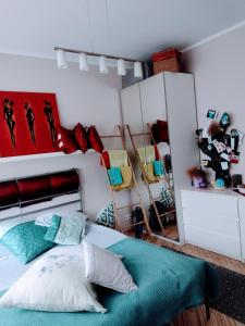 1 dormitorio con 1 cama y algunos estantes en TOtuTOtam, en Varsovia
