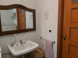 y baño con lavabo y espejo. en Appartamento indipendente, en San Pietro Vernotico
