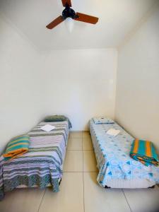 Giường trong phòng chung tại Quartos econômicos