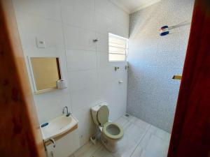 タウバテにあるQuartos econômicosの白いバスルーム(トイレ、シンク付)