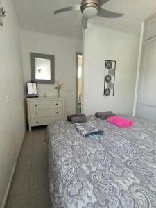 Posteľ alebo postele v izbe v ubytovaní Fabulous 1-Bed Apartment in Puerto del Carmen