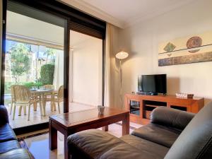 聖哈維爾的住宿－Roda Golf Resort - 9309，客厅配有沙发和桌子