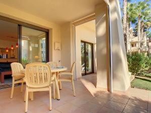 - une salle à manger avec une table et des chaises dans l'établissement Roda Golf Resort - 9309, à San Javier