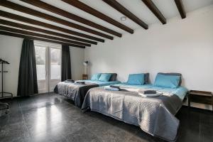 Postel nebo postele na pokoji v ubytování Edam Suites