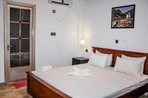 een slaapkamer met een groot bed met witte lakens bij Surf & Party Weligama in Weligama