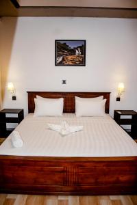 een slaapkamer met een bed met twee handdoeken erop bij Surf & Party Weligama in Weligama