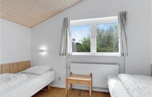 dwa łóżka w pokoju z oknem w obiekcie 4 Bedroom Stunning Apartment In Hasle w mieście Hasle