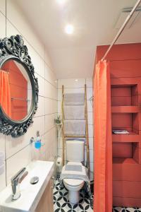 een badkamer met een toilet, een wastafel en een spiegel bij Bella Ciao Guest House in Athene