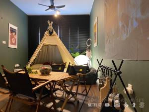 ein Esszimmer mit einem Tisch und einem Zelt in der Unterkunft Urban Campfire Parc3 by Offweek in Kuala Lumpur