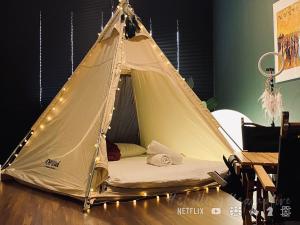 uma tenda com uma cama num quarto em Urban Campfire Parc3 by Offweek em Kuala Lumpur