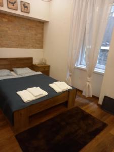 A bed or beds in a room at Liszt Ferenc square Studio apartment