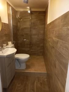 Kúpeľňa v ubytovaní Liszt Ferenc square Studio apartment + 14 fotografií