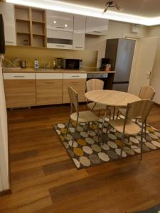 Kuchyňa alebo kuchynka v ubytovaní Liszt Ferenc square Studio apartment