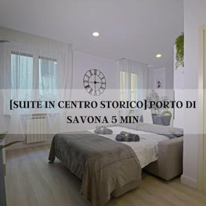 ein Schlafzimmer mit 2 Betten und einer Uhr an der Wand in der Unterkunft [Suite in Centro Storico] Porto di Savona-Spiagge in Savona