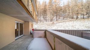 balcón con vistas a un bosque en T de Labrau-2109-Appart ski au pied- 6 pers en Allos