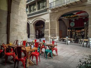 un grupo de mesas y sillas en un edificio en Hostal Nobadis, en Cervera