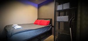 een kleine kamer met een bed in een kooi bij Thalia Suites Hotel in Istanbul
