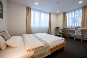 Postel nebo postele na pokoji v ubytování Hotel Ochsen Rapperswil/BE