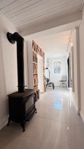 uma sala de estar com um fogão a lenha num quarto em Cabana Sapte em Breaza