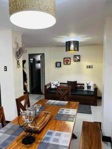 Χώρος καθιστικού στο Tagaytay Swiss cabin Netflix/Wifi/Parking