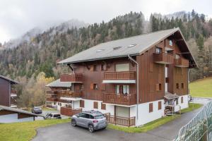 un edificio con un coche aparcado delante de él en Le Forchat - proche des pistes, en Bellevaux