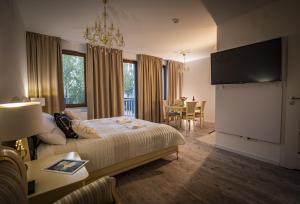 バウチュにあるAPARTHOTEL Wałczのベッドとダイニングルームがあるホテルの部屋