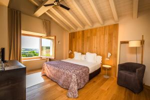 Postel nebo postele na pokoji v ubytování Hotel Mas Bosch 1526