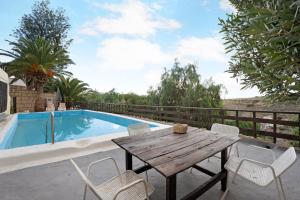 The swimming pool at or close to Casa El Drago
