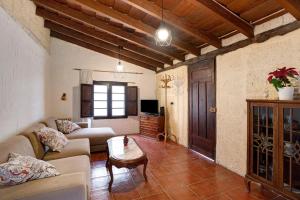 A television and/or entertainment centre at Casa El Drago