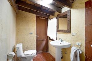 A bathroom at Casa El Drago