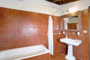 A bathroom at Casa El Drago