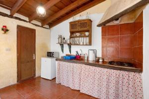 A kitchen or kitchenette at Casa El Drago