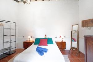 A bed or beds in a room at Casa El Drago
