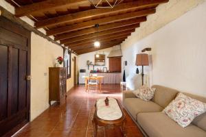 - un salon avec un canapé et une table dans l'établissement Casa El Drago, à Arico
