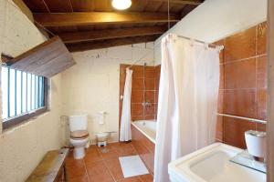 A bathroom at Casa El Drago
