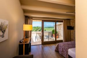 Postel nebo postele na pokoji v ubytování Hotel Mas Bosch 1526