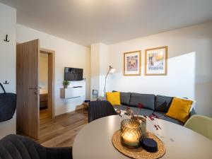 App Neuschmid في وستندورف: غرفة معيشة مع طاولة وأريكة