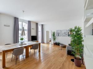 a living room with a wooden table and chairs at limehome Berlin Kopenhagener Straße in Berlin