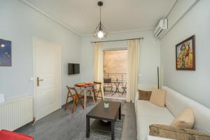 Μια τηλεόραση ή/και κέντρο ψυχαγωγίας στο Renovated Lovely Apt next to Marina Flisvos