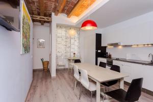 comedor y cocina con mesa y sillas en Charming 3 Bdr-2 Bthr In Gracia en Barcelona