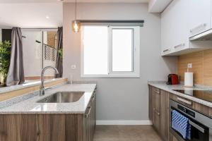 a kitchen with a sink and a window at 3 Bdr&terrace Close To Subway in Hospitalet de Llobregat